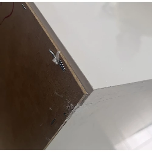 Elegáns magasfényű fehér színvilág