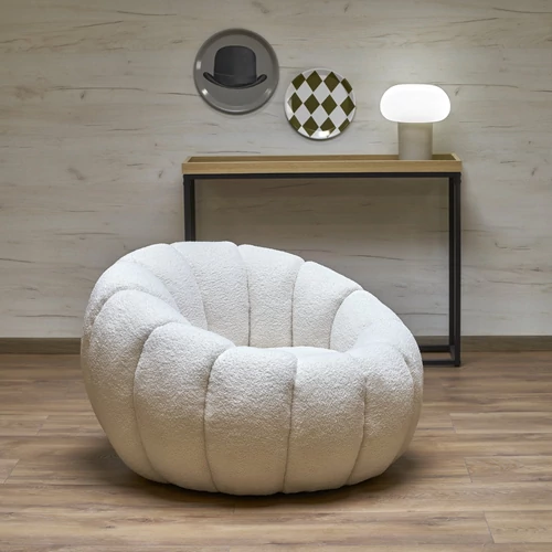 Elegáns krémszínű fotel nappaliba vagy hálószobába.